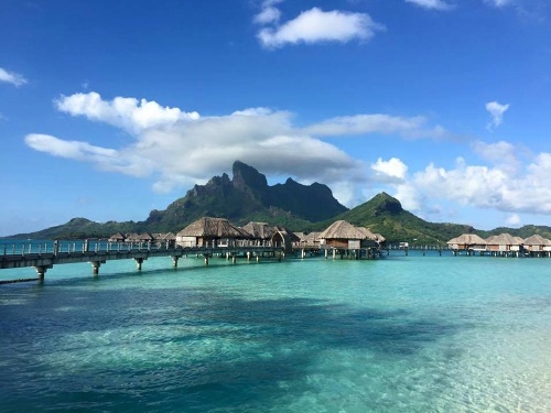 Novomanželia si medové týždne užívajú v luxusnom rezorte na ostrove Bora Bora.