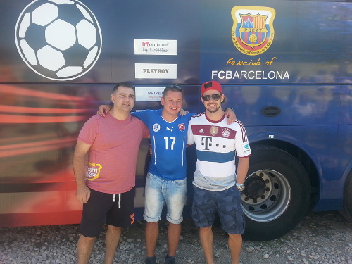 Tomáš prišiel do Mníchova s barcelonským autobusom spolu s bratom Tiborom (vpravo) a kamarátom Viktorom.