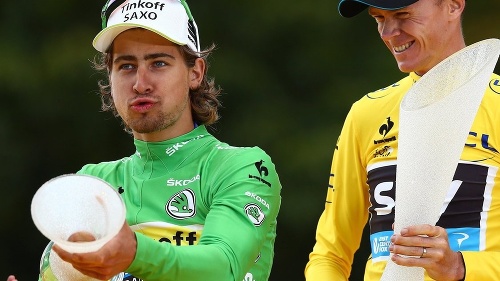 Opäť žartoval. Slovenský cyklista  Peter Sagan v zelenom tričku pre najlepšieho špurtéra pózuje s trofejou.