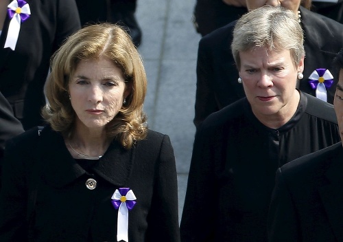 Spomienkovej slávnosti sa zúčastnila aj veľvyslankyňa USA v Japonsku Caroline Kennedyová (vľavo) a námestníčka ministra zahraničia pre otázky kontroly zbrojenia Rose Gottemoellerová.