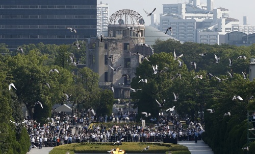 Na spomienku udalosti vypustili desiatky holubíc ako symbolov mieru.
