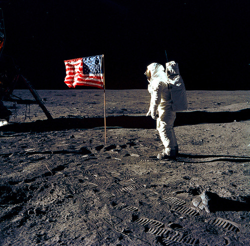Aldrin je druhým človekom, ktorý sa 20. júla 1969 prešiel po Mesiaci.