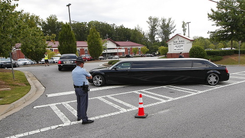 Na pohrebe svojej dcéry nechýbal ani jej otec, slávny spevák Bobby Brown. Foto: Reuters