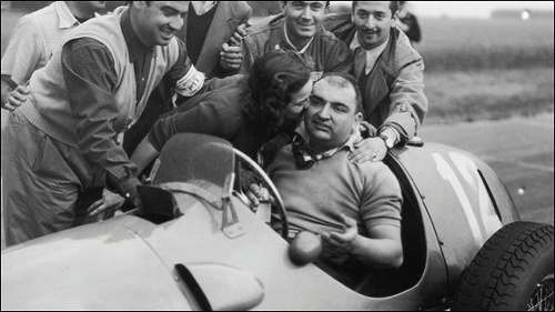 Frolian Gonzales prijíma gratulácie po historicky prvom víťazstve stajne Ferrari na British Grand Prix.