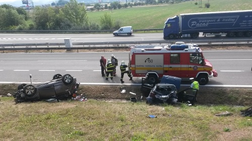 Na diaľnici pri Trenčíne sa zrazili dve osobné autá.