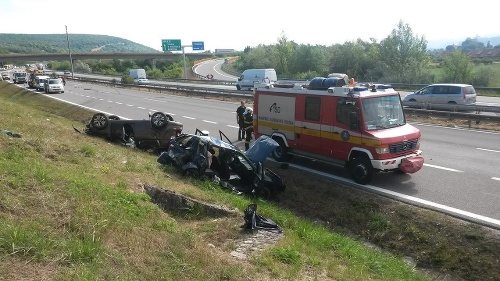 Na diaľnici pri Trenčíne sa zrazili dve osobné autá.