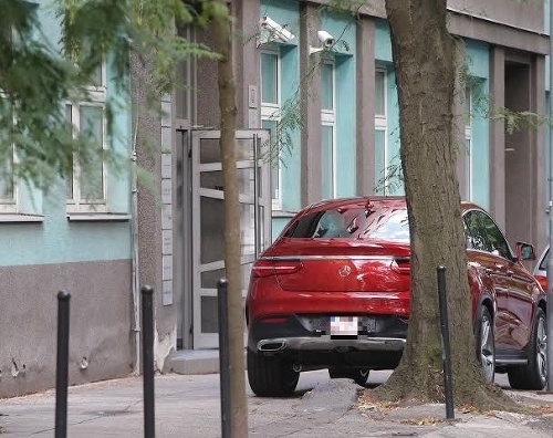 V centre Bratislavy sa pred jednou z budov objavilo auto, ktoré bolo podľa našich informácií pripravené pre Adrianu. 