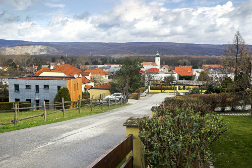 Rodina sa sťahuje do malej rakúskej dedinky Wolfsthal.