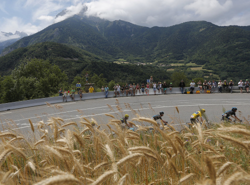 Pelotón v zjazde počas 18. etapy 102. ročníka prestížnych cyklistických pretekov Tour de France.