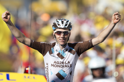 Francúzsky cyklista Romain Bardet (AG2R La Mondiale) oslavuje víťazstvo v cieli 18. etapy.