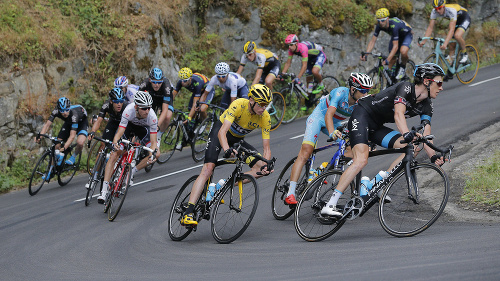 Pelotón v zjazde počas 18. etapy 102. ročníka prestížnych cyklistických pretekov Tour de France.