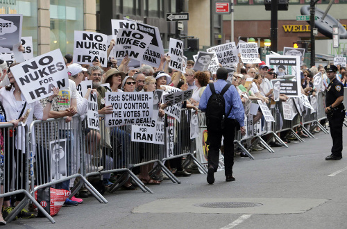 Ľudia protestovali proti jadrovej dohode s Iránom. 
