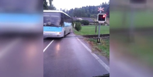 Vodič autobusu prešiel cez prejazd, keď svietili červené výstražné svetlá.