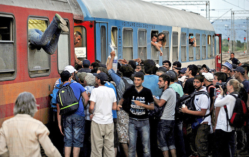 Imigranti sa tlačia do preplneného rýchlika smerujúceho do Budapešti.