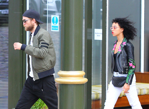 Robert Pattinson a jeho priateľka FKA Twigs v uliciach Manchestru.