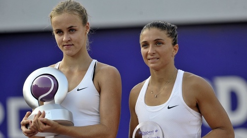 Slovenská tenistka Anna Karolína Schmiedlová (vľavo) s trofejou. FOTO: TASR