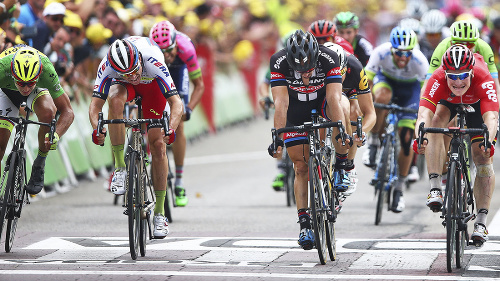 Slovenský cyklista Peter Sagan (vľavo) finišuje na štvrtom mieste v nedeľňajšej 15. etape slávnych pretekov Tour de France vo Valence. FOTO: TASR