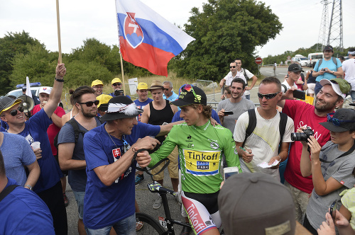 Slovenský cyklista z tímu Tinkoff-Saxo Peter Sagan v obklopení slovenských fanúšikov v cieli 15. etapy.