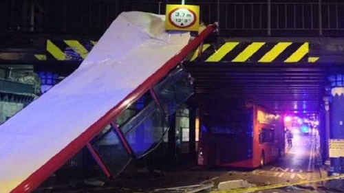 Autobus po prudko náraze ostal bez strechy.