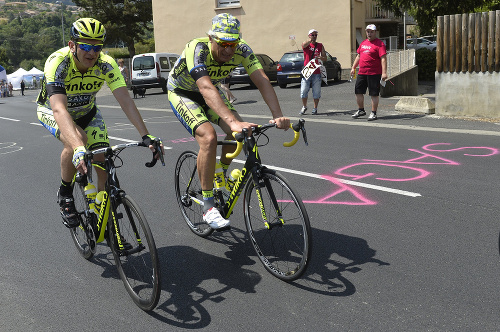 Majiteľ tímu Tinkoff-Saxo Oleg Tiňkov (druhý zľava) na bicykli v mestečku Millau počas 14. etapy cyklistických pretekov Tour de France.