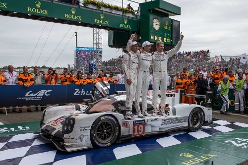 Víťazná zostava tohtoročných pretekov 24 hodín Le Mans – zľava Nick Tandy, Earl Bamber a Hülkenberg.

