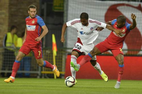 Na snímke uprostred Ramón da Silva (Trenčín), vpravo Nicandro Breeveld a vľavo Alexandru Chipciu (obaja Steaua).