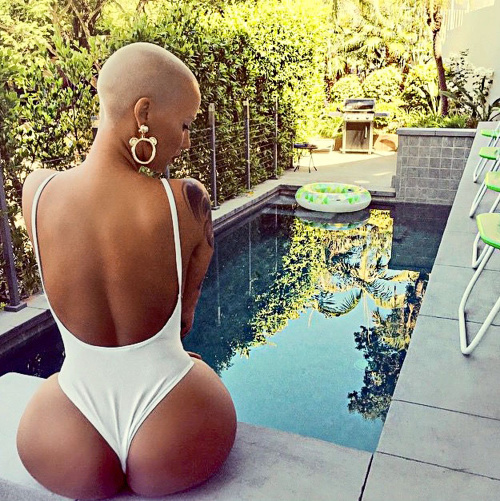 Modelka, príležitostná herečka a speváčka Amber Rose (31) sa pochválila na svojom účte na sociálnej sieti fotkou zo svojho bazéna v  Hollywoode.