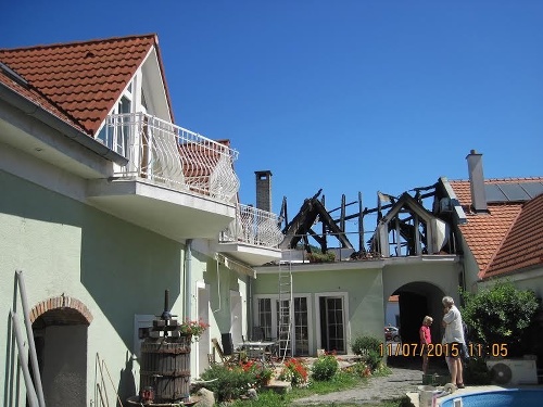 Požiar zachvátil strechu rodinného domu vo Svätom Jure (okres Pezinok). 