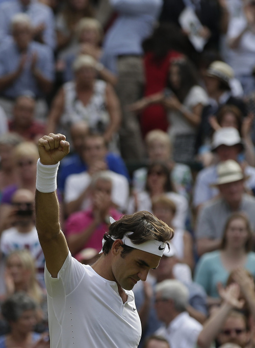 Federerove víťazné gesto znamená postup do finále proti Djokovičovi. Foto: tasr