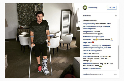 Mužská svetová jednotka v golfe Rory McIlroy pózuje s barlami. 