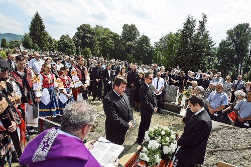 Nad truhlou zosnulého filmového velikána plakala rodina, priatelia, kolegovia...