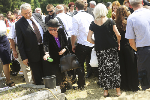 Božidara Turzonovová hodila za hrsť hliny na znam pamiatky a úcty.