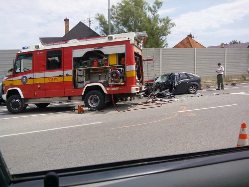 Zrážka osobného auta s fekálnym vozidlo v Žiline sa skončila tragicky. 