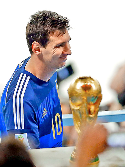 Lionel Messi sa trpko usmieval, keď prechádzal okolo trofeje pre majstra sveta, ktorú získali Nemci.