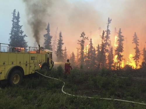 Oheň vyčíňa v provincii Saskatchewan.