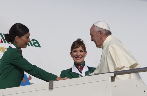 Pred vstupom do lietadla sa František zvítal s letuškou spoločnosti Alitalia.
