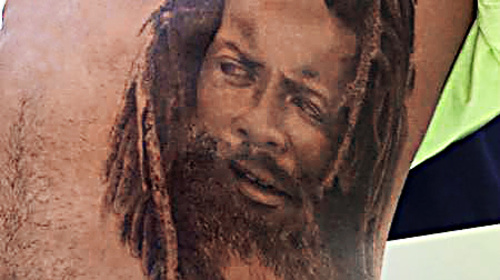 Každý si myslí, že Jamajčan má kerku Boba Marleyho. Omyl. Je to jeho otec Leroy.
