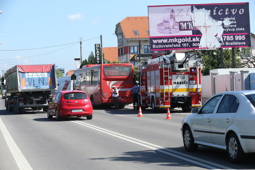 K zrážke skútra s diaľkovým autobusom došlo v bratislavských Podunajských Biskupiciach.