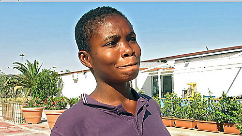 Joe (21) zanechala v Nigérii rodinu, z čoho sa nevie stále spamätať. 
