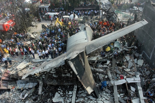 Vojenské lietadlo typu C-130 Hercules havarovalo na indonézskom ostrove Sumatra. 