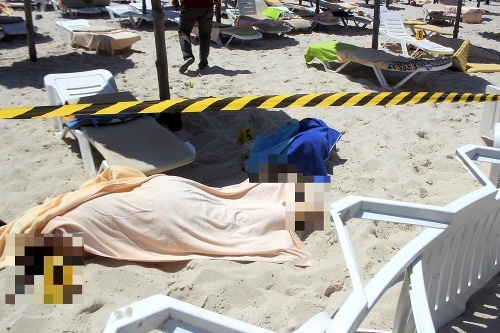 Útočníci spustili paľbu na nič netušiacich turistov na pláži. 