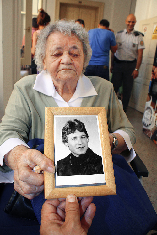 Hedviga Gudábová prišla na pohreb s portrétom syna.
