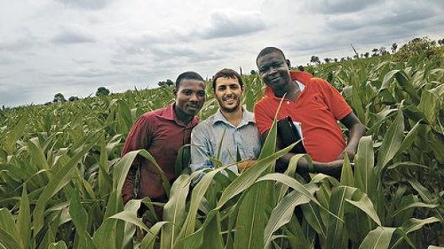 Mladý inžinier s Nigérijčanmi, ktorých učil pestovať kukuricu a sóju.