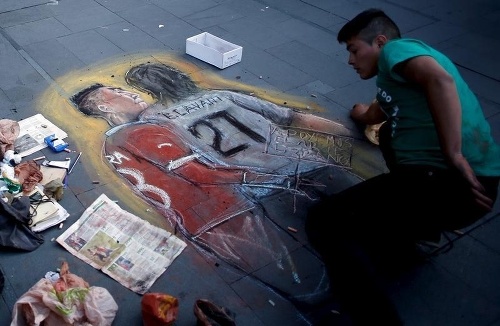 Z Cavaniho incidentu si uťahujú aj pouliční umelci.