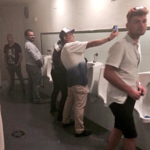 Klasická ranná záchodová selfie s fanúšikom.