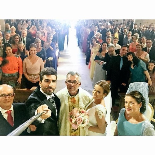 Chico Flores zaskočil svadobných hostí, keď si pred oltárom urobil túto selfie.