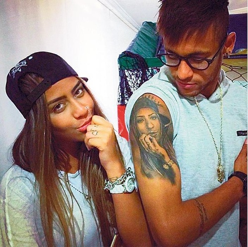 Neymar a sexi sestrička, ktorej portrét si nechal zvečniť na pravé rameno.