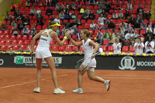 Daniela Hantuchová (vľavo) a Dominika Cibulková (vpravo) v zápase štvorhry.