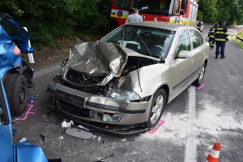 Pri zrážke dvoch osobných áut sa zranili aj vodič a spolujazdkyňa z osobného auta Škoda Octavia. 