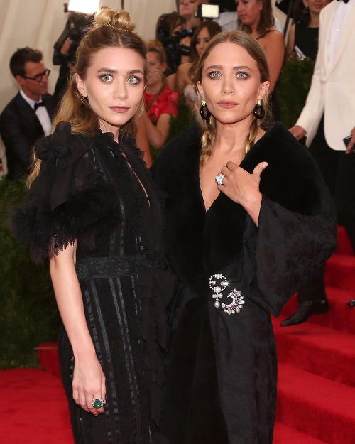 Dvojčatá Olsenové pripomínali staré babičky.